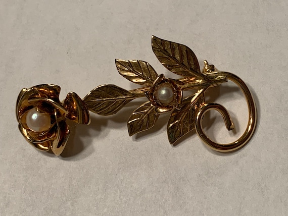 1950s gold and pearl floral brooch - image 1