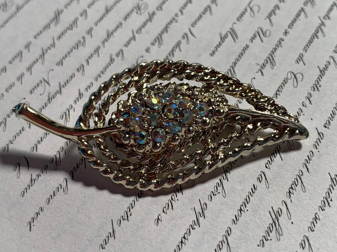 Broche Vintage Cristal Bleu Nuit Et Bleu Irisé Sur Métal Doré - Modèle #K29 - Bijou Fantaisie