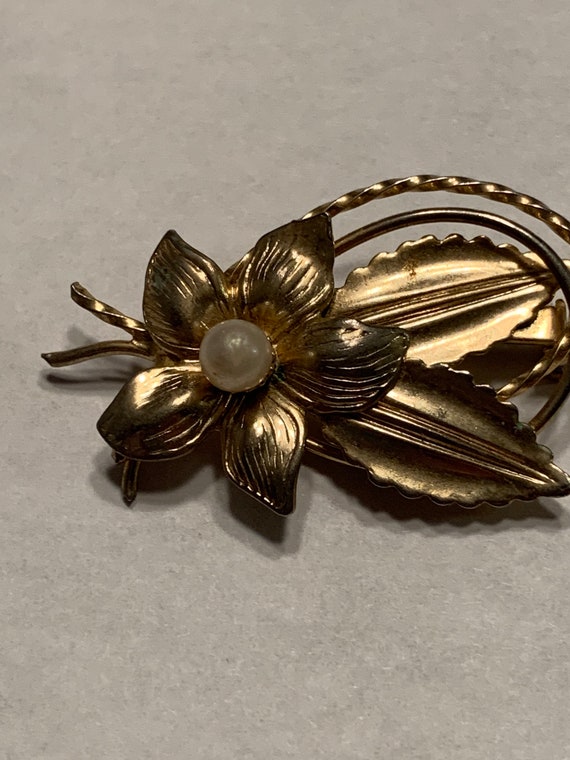 1950s gold and pearl floral brooch - image 3