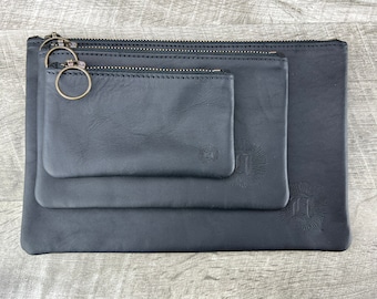 Estojo de couro com zíper (necessaire de maquiagem, carteira de mão, porta-cartões, estojo para lápis, nécessaire de viagem) - Personalizado/Monogramado, couro legítimo.