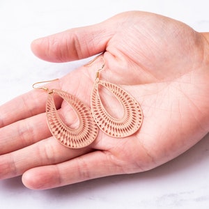 Brincos de filigrana em formato de lágrima em ouro rosa, brincos longos pendurados estilo boho para mulheres, brincos leves, ideias de presentes para brincos de madrinha de casamento.