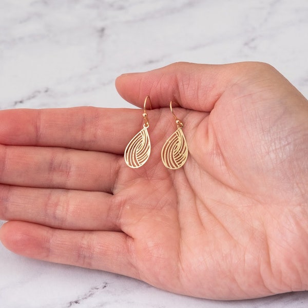 Gouden filigraan oorbellen, minimalistische Dangle Oorbellen, kleine sierlijke oorbellen, Boho Dangle Oorbellen vrouw, kleine meisjes oorbellen, cadeau idee