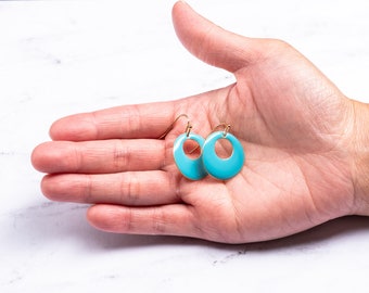 Pendientes de esmalte de círculo azul, pendientes colgantes boho, pendientes minimalistas para mujeres, ideas de regalos navideños, pendientes colgantes de esmalte, joyería hecha a mano