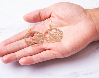 Pendientes colgantes de círculo dorado, pendientes de filigrana de flores ligeros, pendientes colgantes bohemios para mujer, regalo de San Valentín para ella.