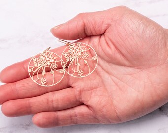 Pendientes de flores de filigrana dorada: pendientes colgantes bohemios cortados con láser