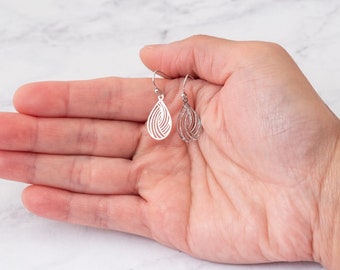 Silberne filigrane Ohrringe, Minimalist baumeln Ohrringe, kleine zierliche Ohrringe, Boho Baumeln Ohrringe Frau, kleine Mädchen Ohrringe, Geschenkidee