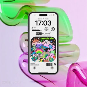 Può includere: Un mockup di uno smartphone con un'illustrazione colorata di un paesaggio di cartoni animati con il testo "LOVE STIN, ALIVE" e le parole "DAGS STUDIOS" sullo schermo. Il telefono è posizionato su uno sfondo rosa e verde.
