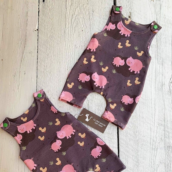 salopette d'été longue de bébé en tissu personnalisé jersey coton spandex fond marron avec petits cochons roses 1,3 et 6 mois