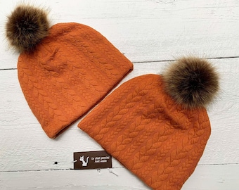 tuque/beanie/bonnet femme hiver jersey torsadé entièrement doublée, couleur orange brûlée, pompon amovible tabby en fausse fourrure