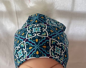 toque/beanie/bonnet woman autumn winter jersey cotton lined teal background geometric pattern pompom white faux fur with snap button