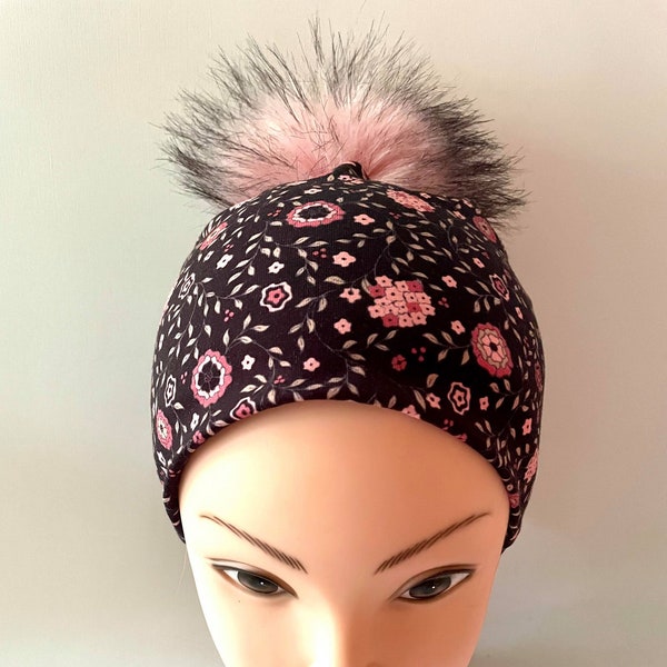 tuque beanie bonnet doublé automne hiver femme jersey coton fleuri rose sur fond noir pompon interchangeable fausse fourrure rose