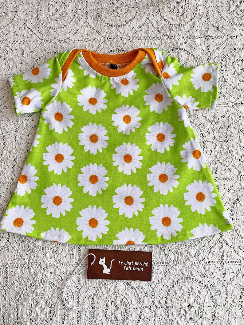 Robe trapèze enfant manches courtes en jersey coton extensible encolure américaine fond vert larges marguerites blanches et orange brûlée image 2