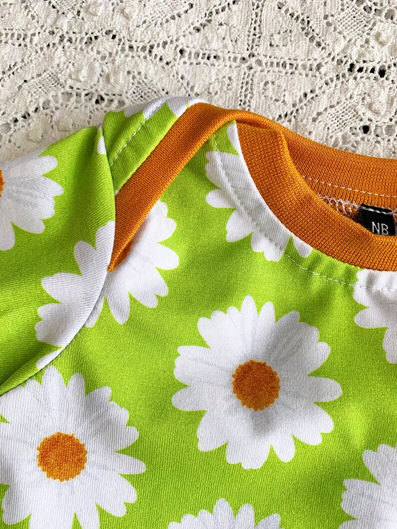 Robe trapèze enfant manches courtes en jersey coton extensible encolure américaine fond vert larges marguerites blanches et orange brûlée image 3