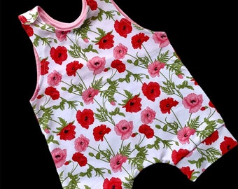 Salopette courte d'été en jersey coton spandex, impression coquelicots rouges et roses sur fond blanc