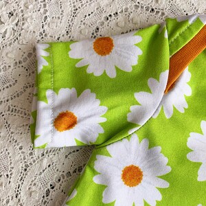 Robe trapèze enfant manches courtes en jersey coton extensible encolure américaine fond vert larges marguerites blanches et orange brûlée image 4