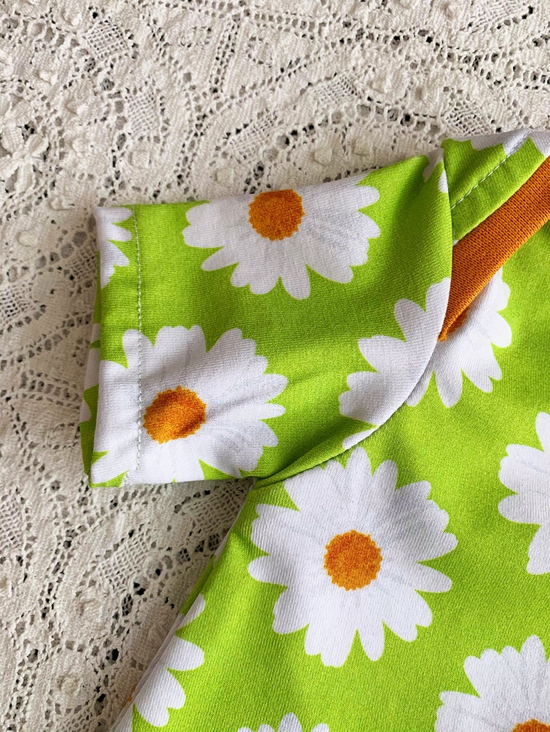 Robe trapèze enfant manches courtes en jersey coton extensible encolure américaine fond vert larges marguerites blanches et orange brûlée image 4