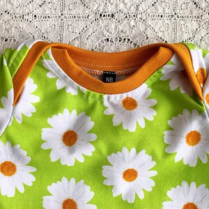 Robe trapèze enfant manches courtes en jersey coton extensible encolure américaine fond vert larges marguerites blanches et orange brûlée image 6