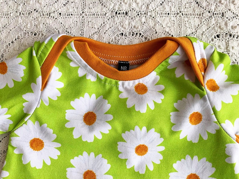 Robe trapèze enfant manches courtes en jersey coton extensible encolure américaine fond vert larges marguerites blanches et orange brûlée image 6