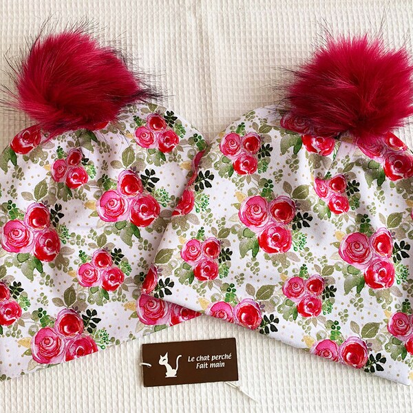 tuque beanie bonnet hiver femme jersey coton doublée, fond blanc bouquet roses roses fushias, pompon pression fushia