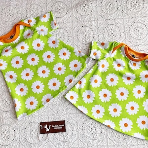 Robe trapèze enfant manches courtes en jersey coton extensible encolure américaine fond vert larges marguerites blanches et orange brûlée image 1