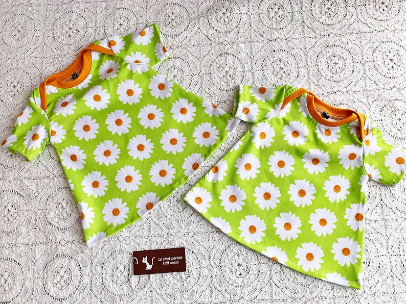Robe trapèze enfant manches courtes en jersey coton extensible encolure américaine fond vert larges marguerites blanches et orange brûlée image 1