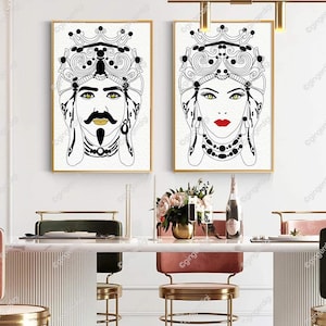 Può includere: Due stampe artistiche incorniciate con ritratti stilizzati in bianco e nero con accenti dorati. Uno raffigura un uomo con baffi e dettagli dorati, l'altro una donna con labbra rosse. Entrambi hanno copricapi elaborati e occhi verdi.