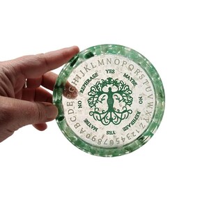 Puede incluir: Tablero de adivinación circular verde y blanco con letras, números y las palabras "Sí", "No", "Tal vez" y "Reformular".