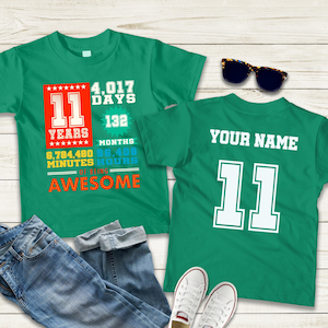 Könnte beinhalten: Zwei grüne T-Shirts, eines mit dem Text "11 Years Awesome" und das andere mit dem Text "Your Name 11".