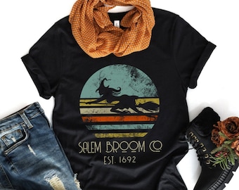 Camiseta fofa de Halloween, Camiseta com estampa de vassoura de Salem, Moletom com capuz, Camiseta de bruxa, Camiseta de Halloween, Camiseta de outono feminina, Camiseta de outono masculina, Inspirada no estilo vintage