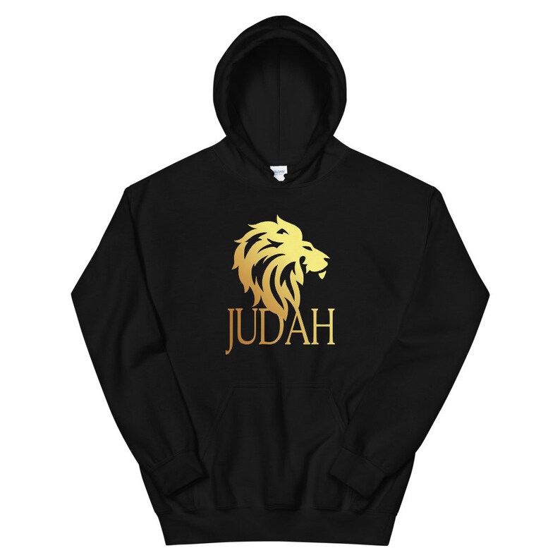 Op de afbeelding: Zwarte hoodie met een gouden leeuwenafbeelding en het woord "JUDAH" eronder. Het leeuwenontwerp is gedetailleerd en gestileerd. De hoodie heeft een voorzak en een capuchon met trekkoord.