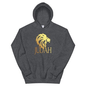 Op de afbeelding: Donkergrijze hoodie met een gouden leeuwenafbeelding en het woord "JUDAH" in gouden letters. De hoodie heeft een capuchon met trekkoord en een kangoeroezak. De leeuwenafbeelding is gestileerd.