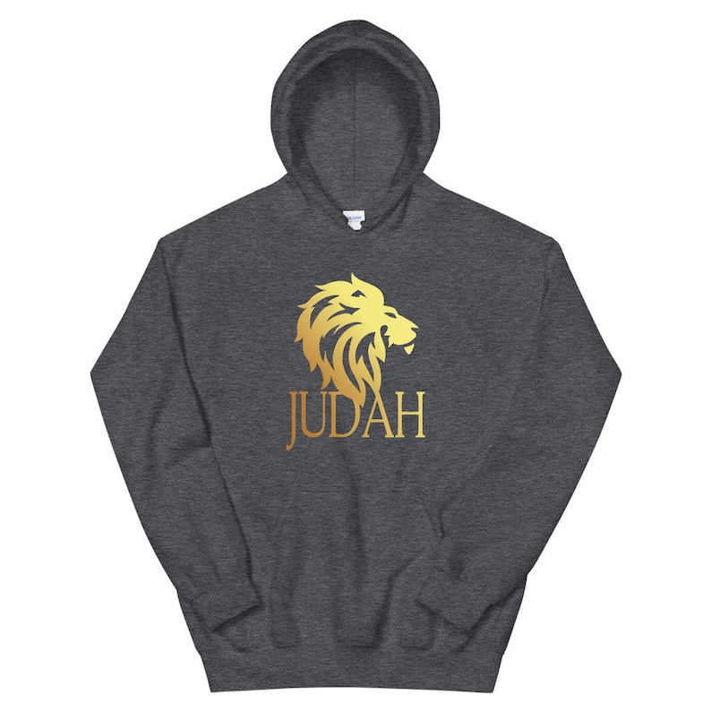Op de afbeelding: Donkergrijze hoodie met een gouden leeuwenafbeelding en het woord "JUDAH" in gouden letters. De hoodie heeft een capuchon met trekkoord en een kangoeroezak. De leeuwenafbeelding is gestileerd.