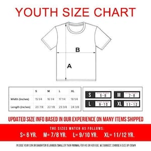 K&ouml;nnte beinhalten: Eine wei&szlig;e Gr&ouml;&szlig;entabelle f&uuml;r Jugendliche mit Ma&szlig;en in Zoll f&uuml;r Breite und L&auml;nge. Die Tabelle enth&auml;lt die Gr&ouml;&szlig;en S, M, L und XL mit entsprechenden Altersgruppen und Passformen. Der Text "YOUTH SIZE CHART" steht oben.