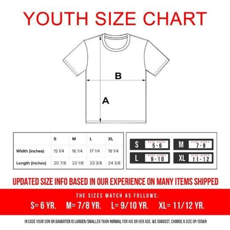 K&ouml;nnte beinhalten: Eine wei&szlig;e Gr&ouml;&szlig;entabelle f&uuml;r Jugendliche mit Ma&szlig;en in Zoll f&uuml;r Breite und L&auml;nge. Die Tabelle enth&auml;lt die Gr&ouml;&szlig;en S, M, L und XL mit entsprechenden Altersgruppen und Passformen. Der Text "YOUTH SIZE CHART" steht oben.
