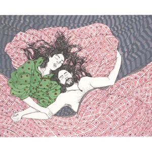 以下が含まれることがあります： ベッドで抱き合うカップルのイラスト。女性はグリーンの花柄パジャマトップスを着ています。ベッドにはピンクの模様の掛け布団と灰色のストライプのヘッドボードがあります。カップルは長い黒髪をしています。