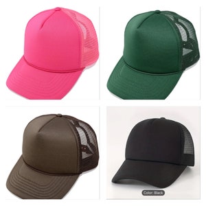 K&ouml;nnte beinhalten: Vier Trucker-Caps in verschiedenen Farben: Pink, Waldgr&uuml;n, Braun und Schwarz. Jede Kappe hat eine feste Front, einen gebogenen Schirm und eine Netzr&uuml;ckseite. Die schwarze Kappe hat den Text "Color: Black".