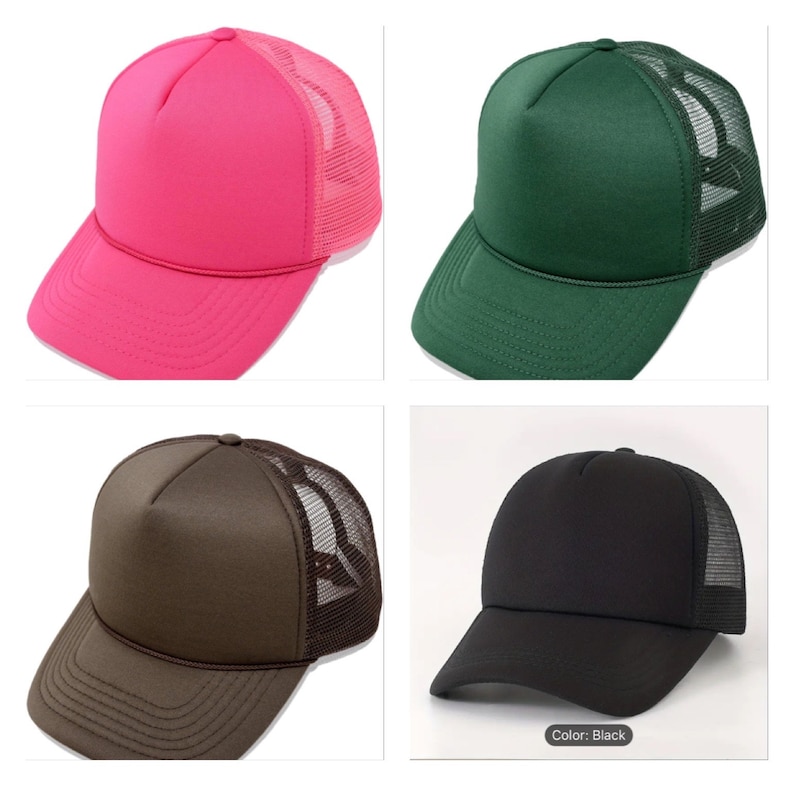 K&ouml;nnte beinhalten: Vier Trucker-Caps in verschiedenen Farben: Pink, Waldgr&uuml;n, Braun und Schwarz. Jede Kappe hat eine feste Front, einen gebogenen Schirm und eine Netzr&uuml;ckseite. Die schwarze Kappe hat den Text "Color: Black".