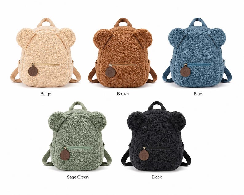Puede incluir: Cinco mochilas con forma de oso de peluche en beige, marr&oacute;n, azul, verde salvia y negro. Cada mochila tiene un bolsillo frontal con cremallera y una peque&ntilde;a etiqueta redonda marr&oacute;n. Las mochilas tienen orejas de oso en la parte superior y correas ajustables.