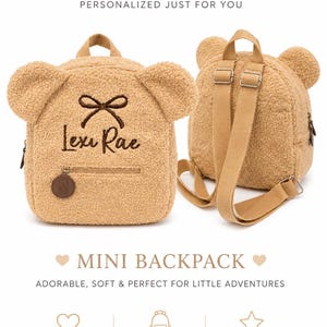 Puede incluir: Una mini mochila en forma de oso de peluche marr&oacute;n con el nombre "Lexi Rae" bordado en la parte delantera. La mochila tiene correas ajustables, un asa superior y un peque&ntilde;o bolsillo frontal. Tambi&eacute;n se ve el texto "CUSTOM EMBROIDERY" y "MINI BACKPACK".