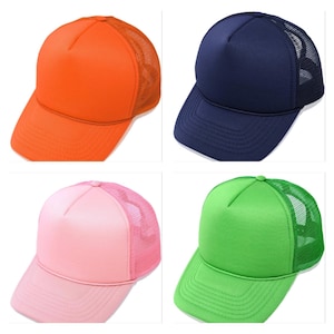 K&ouml;nnte beinhalten: Vier Trucker-Caps in leuchtenden Farben: Orange, Marineblau, Rosa und Gr&uuml;n. Jede Kappe hat eine einfarbige Front und eine Mesh-R&uuml;ckseite mit gebogenem Schirm. Die Caps werden vor wei&szlig;em Hintergrund gezeigt.