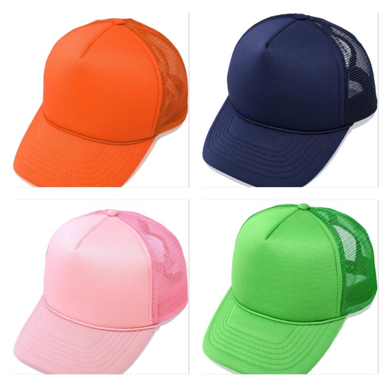 K&ouml;nnte beinhalten: Vier Trucker-Caps in leuchtenden Farben: Orange, Marineblau, Rosa und Gr&uuml;n. Jede Kappe hat eine einfarbige Front und eine Mesh-R&uuml;ckseite mit gebogenem Schirm. Die Caps werden vor wei&szlig;em Hintergrund gezeigt.