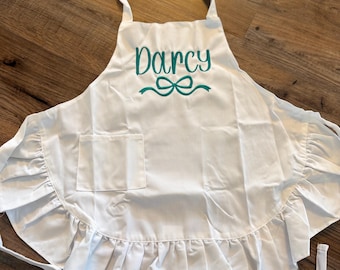 Personalized embroidered kids apron, kids ruffle apron, kids apron, gifts for kids, pink apron, white apron, birthday gift, name apron, bow