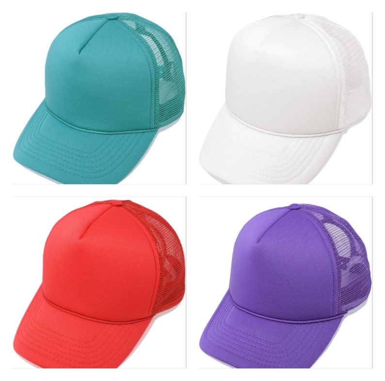 K&ouml;nnte beinhalten: Vier Trucker-Caps in verschiedenen Farben: Teal, Wei&szlig;, Rot und Lila. Jede Kappe hat eine einfarbige Frontplatte und eine Mesh-R&uuml;ckseite. Die Kappen haben einen gebogenen Schirm und einen Snapback-Verschluss.