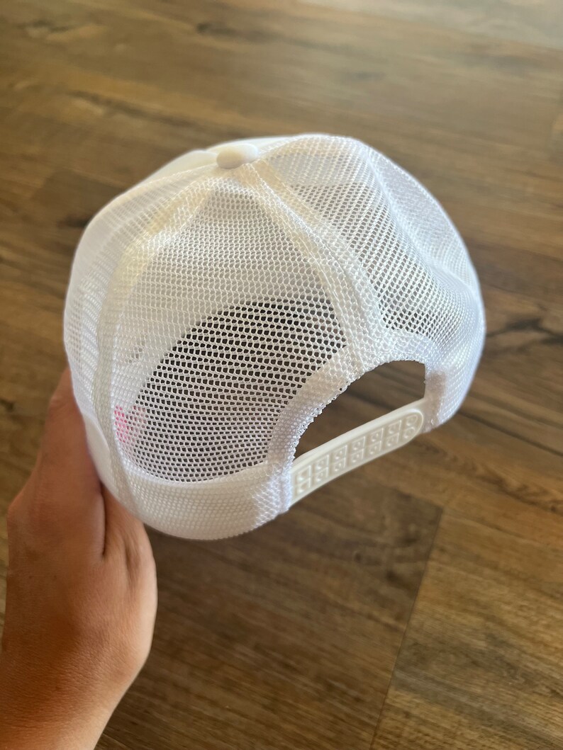 K&ouml;nnte beinhalten: Wei&szlig;e Trucker-Cap mit Mesh-R&uuml;ckseite und verstellbarem Schnappverschluss. Die Kappe hat eine durchgehende wei&szlig;e Front und einen gebogenen Schirm. Die Mesh-R&uuml;ckseite sorgt f&uuml;r Atmungsaktivit&auml;t.