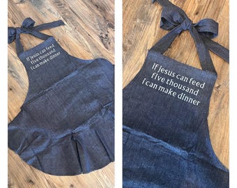 Si Jesús puede alimentar a cinco mil, yo puedo preparar la cena, delantal cristiano, regalo para ella, delantal bordado, delantal de mezclilla, talla única, delantal