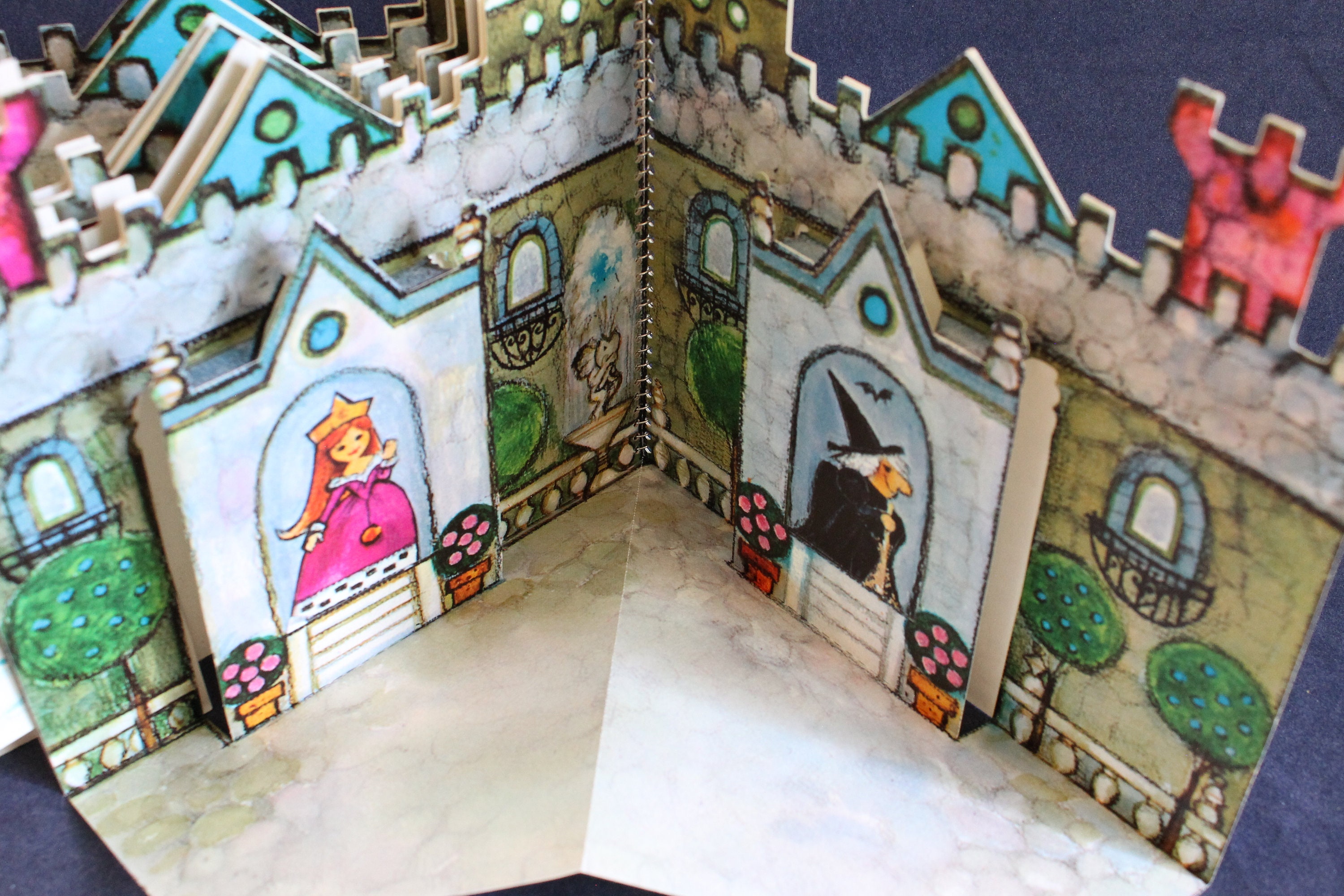 The Fairy-Tale Palace: A Pop-Up Book: Bateson, Maggie, Lelie
