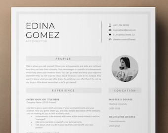 Może przedstawiać: Minimalistyczny szablon CV z jasnoszarym tłem. Nazwisko "EDINA GOMEZ" znajduje się na górze, poniżej "ART DIRECTOR". CV zawiera sekcje dotyczące profilu, doświadczenia, wykształcenia i wiedzy specjalistycznej, a także dane kontaktowe i zdjęcie.