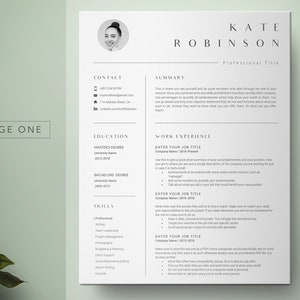 K&ouml;nnte beinhalten: Eine schwarz-wei&szlig;e Lebenslaufvorlage mit einem professionellen Portr&auml;tfoto, Kontaktinformationen, Abschnitten zu Ausbildung, Berufserfahrung und F&auml;higkeiten. Die Vorlage soll Bewerbern helfen, einen optisch ansprechenden und informativen Lebenslauf zu erstellen.