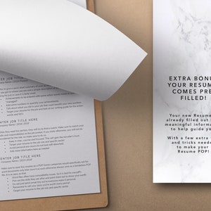 Puede incluir: Una plantilla de curr&iacute;culum con un fondo de m&aacute;rmol gris. El texto "EXTRA BONUS YOUR RESUME COMES PRE FILLED!" est&aacute; en la parte superior de la p&aacute;gina. El texto a continuaci&oacute;n explica que el curr&iacute;culum ya est&aacute; completo con informaci&oacute;n significativa para ayudarte. Tambi&eacute;n menciona que hay consejos y trucos adicionales necesarios para hacer que tu curr&iacute;culum destaque.