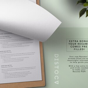 K&ouml;nnte beinhalten: Eine Nahaufnahme eines Lebenslauf-Templates mit dem Text "EXTRA BONUS YOUR RESUME COMES PRE FILLED!" und "Your new Resume is already filled out with meaningful information to help guide you. With a few extra tips and tricks needed to make your Resume POP!"